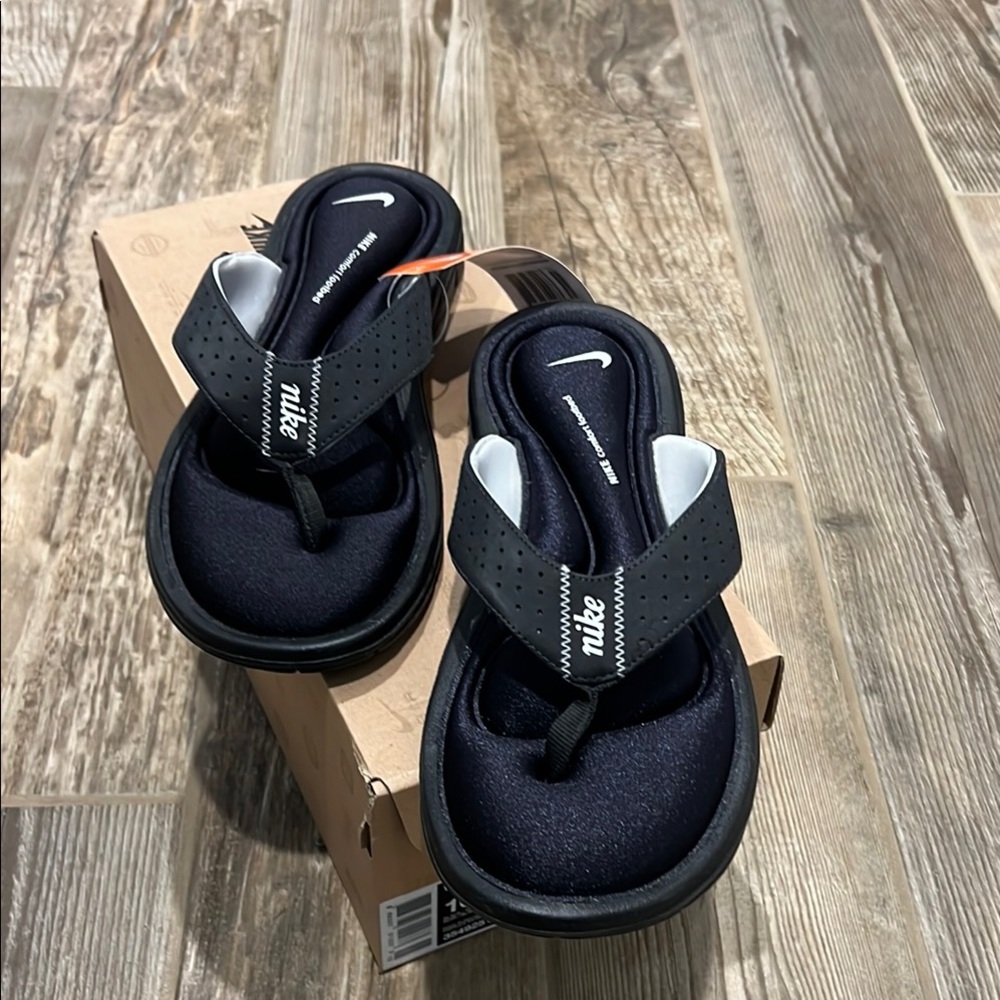 Nike Women’s Thong Size 10